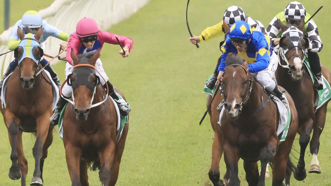 Archedemus (cerise) fights back to defeat Dawn Passage in The Gong. Picture: Getty Images