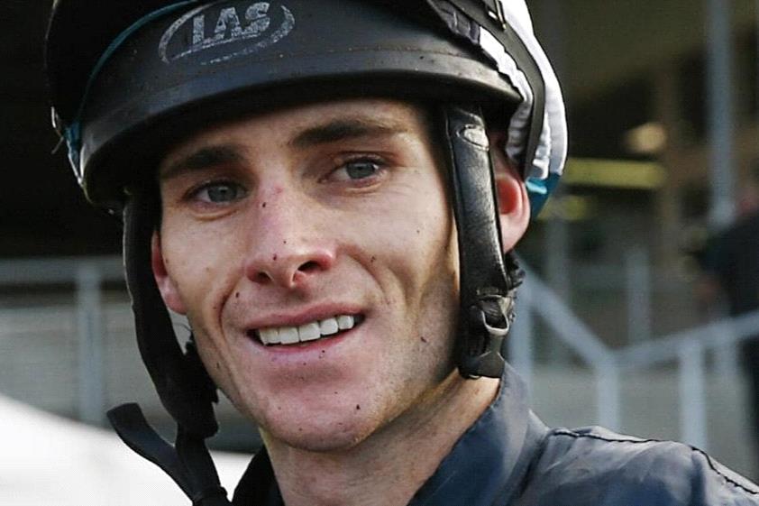 Jamie Mott breaks leg in fourhorse fall