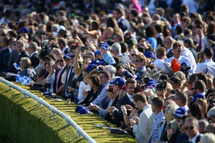 Crowd waiting for the Queen Elizabeth Stakes race to start