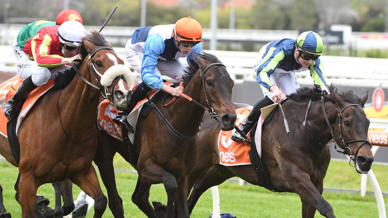 Duais (middle) runs down Floating Artist (right) in the Coongy Cup. Picture: Getty Images